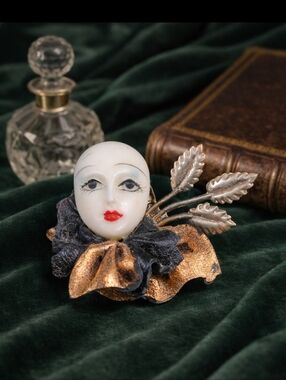 F JOSETTA Vintage Lady Head Brooch 80s Signed Figural Face Lucite Gold Tone